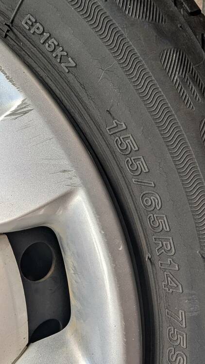 タイヤ（カー用品）の商品画像 - 査定依頼日：2026年2月7日 - 最高査定価格：2,000円