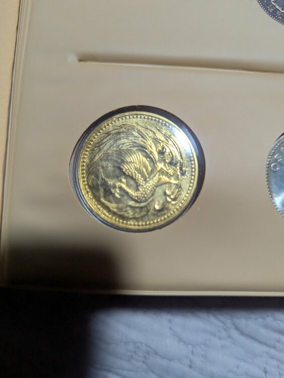 「天皇陛下御即位記念 10万円金貨」（金・貴金属）の商品画像 - 査定依頼日：2026年8月4日 - 最高査定価格：639,000円