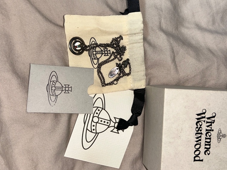 Vivienne Westwood NEW TINY ORB（古着・ファッション）の商品画像 - 査定依頼日：2026年9月24日 - 最高査定価格：4,000円