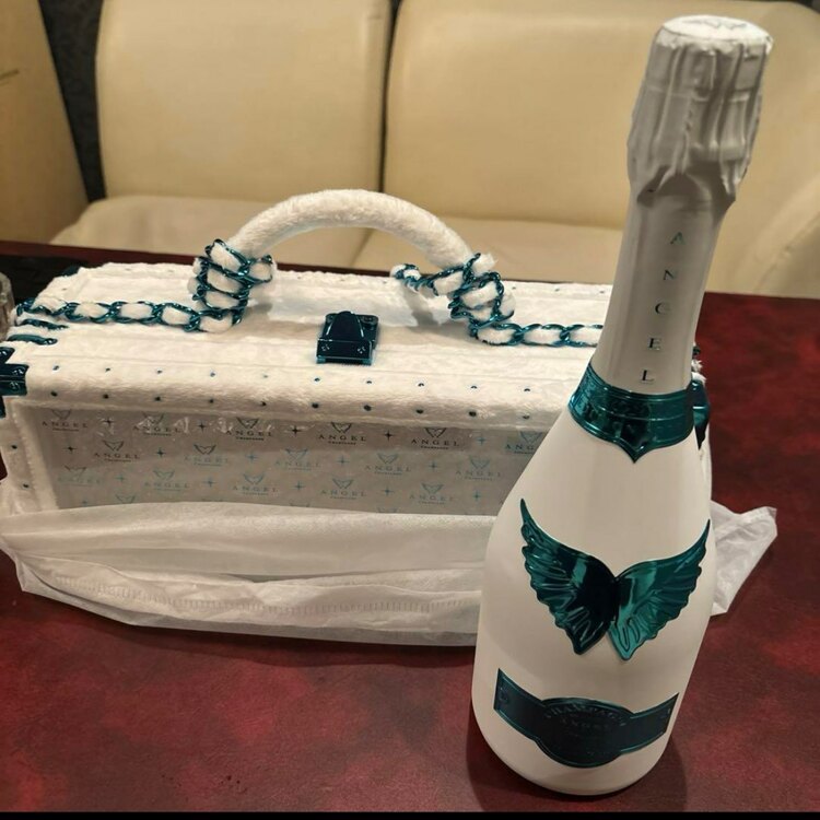 エンジェルシャンパン　ホワイトデーエディション（お酒）の商品画像 - 査定依頼日：2025年3月26日 - 最高査定価格：38,000円