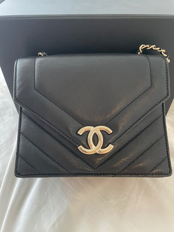 シャネルシェブロンvステッチショルダーバック（ブランドバッグ）の商品画像 - 査定依頼日：2024年12月22日 - 最高査定価格：200,000円