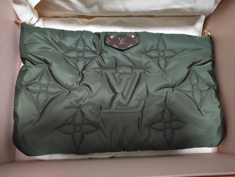 ピローシリーズ　ショルダー（ブランドバッグ）の商品画像 - 査定依頼日：2025年7月27日 - 最高査定価格：255,000円