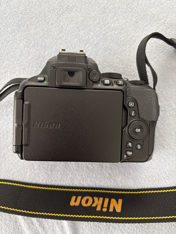 d5600 18-55VR+70-300VR kit（カメラ）の商品画像 - 査定依頼日：2026年5月18日 - 最高査定価格：55,000円