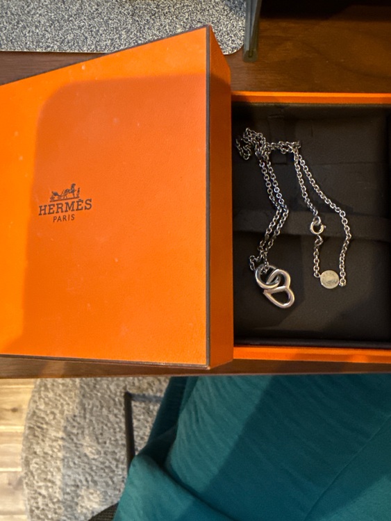 エルメス アミュレット カシュクール ハート シェーヌダンクル Ag925 （ブランド財布・小物）の商品画像 - 査定依頼日：2025年9月29日 - 最高査定価格：40,000円