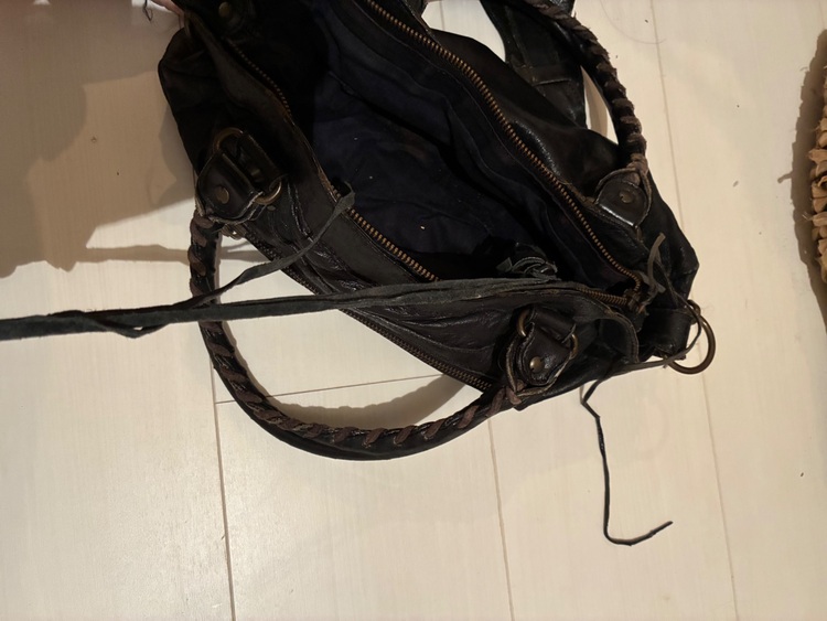 バレンシアガ  （ブランドバッグ）の商品画像 - 査定依頼日：2025年9月22日 - 最高査定価格：30,000円