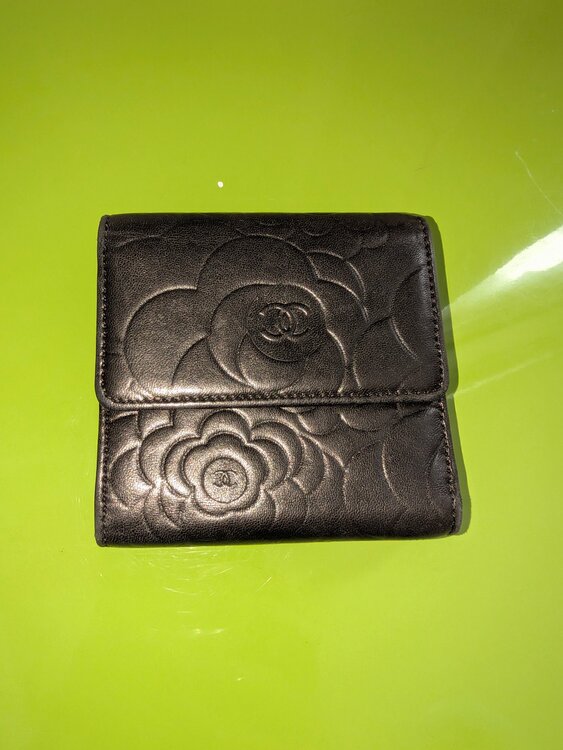 カメリア二つ折り財布（ブランド財布・小物）の商品画像 - 査定依頼日：2026年1月10日 - 最高査定価格：10,000円