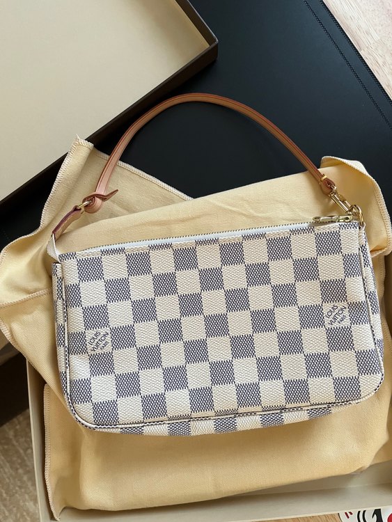 ルイ・ヴィトン ダミエ ポシェット・アクセソワール N51986（ブランドバッグ）の商品画像 - 査定依頼日：2022年9月16日 - 最高査定価格：61,000円