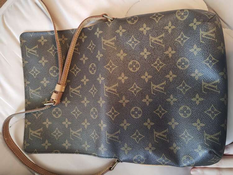 イブサンローラン  （ブランドバッグ）の商品画像 - 査定依頼日：2025年3月25日 - 最高査定価格：70,000円