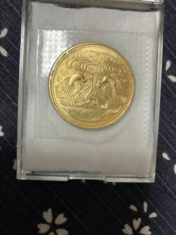 天皇陛下在位60年10万円硬貨（金・貴金属）の商品画像 - 査定依頼日：2023年12月2日 - 最高査定価格：194,000円