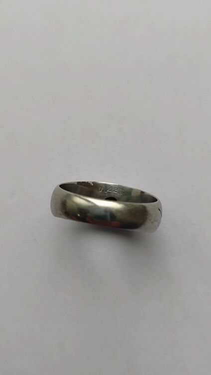 鑑別書には天然ダイヤと認むの記載・リングにはPt900との刻印あり（宝石）の商品画像 - 査定依頼日：2025年10月24日 - 最高査定価格：50,000円