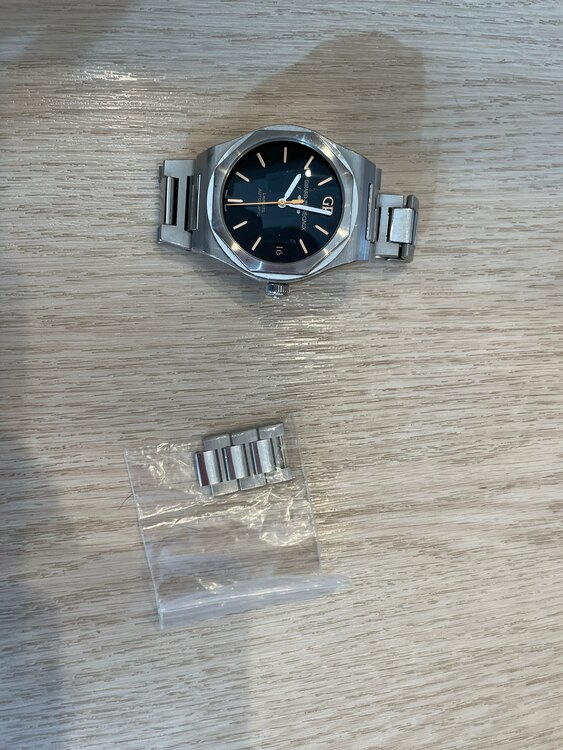 ジラールペルゴロレアート81010-11-635-11A （高級時計）の商品画像 - 査定依頼日：2025年1月22日 - 最高査定価格：1,400,000円