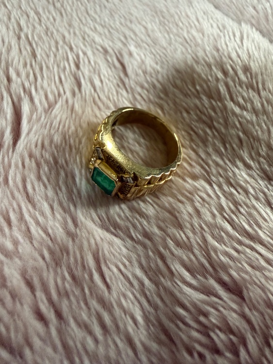 エメラルドの指輪　台座が18kのです。二点目がカルティエラブブレスゴールド（金・貴金属）の商品画像 - 査定依頼日：2026年1月6日 - 最高査定価格：1,085,000円