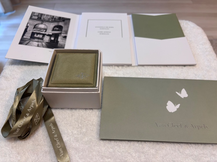 ヴァンクリーフ＆アーペル ネックレス スウィートアルハンブラペンダントダイヤWG（金・貴金属）の商品画像 - 査定依頼日：2025年11月24日 - 最高査定価格：380,000円