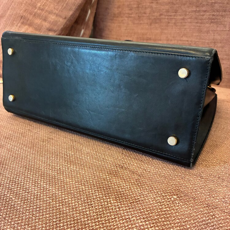 フェラガモ ガンチーニ ショルダーバッグ 黒 （ブランドバッグ）の商品画像 - 査定依頼日：2025年4月13日 - 最高査定価格：15,000円