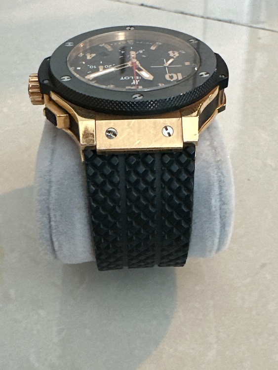 ウブロ ビックバン 114229（高級時計）の商品画像 - 査定依頼日：2025年12月7日 - 最高査定価格：1,400,000円