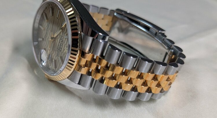 Rolex デイトジャスト 36 126233 YG フルーテッドモチーフ文字盤（高級時計）の商品画像 - 査定依頼日：2026年5月9日 - 最高査定価格：2,150,000円