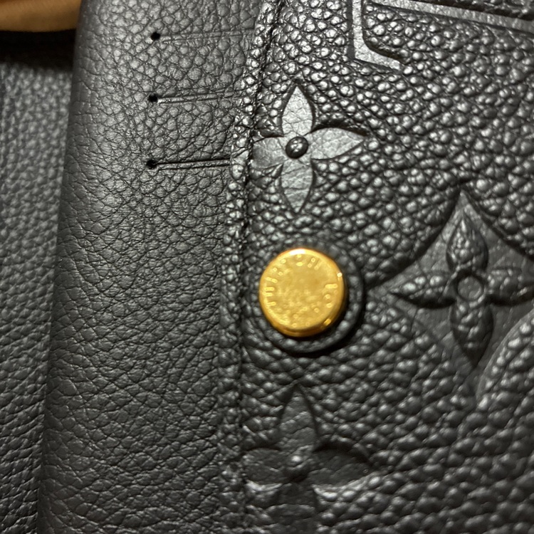 ポルトフォイユ・ヴィクトリーヌ CA1128（ブランド財布・小物）の商品画像 - 査定依頼日：2025年6月17日 - 最高査定価格：20,000円