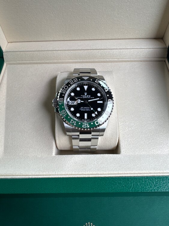 ロレックス GMTマスター 126720（高級時計）の商品画像 - 査定依頼日：2025年5月25日 - 最高査定価格：2,520,000円