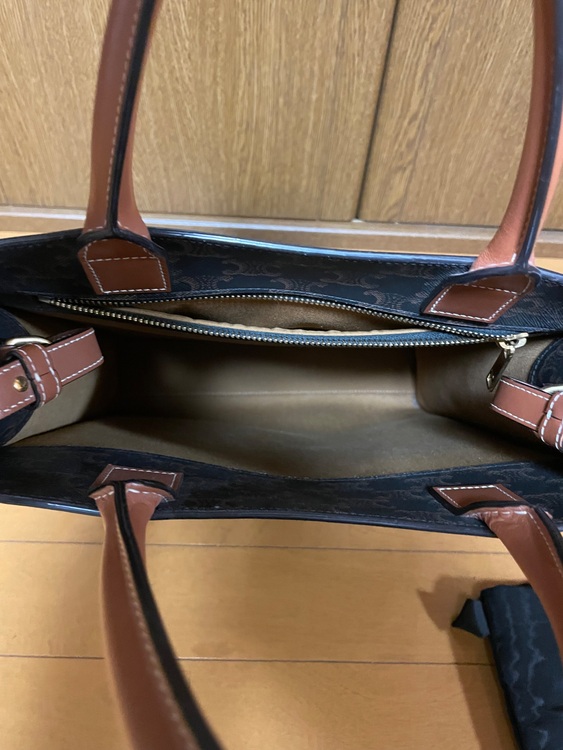 セリーヌ CELINE スモール バーティカル カバ トリオンフ トート（ブランドバッグ）の商品画像 - 査定依頼日：2025年10月26日 - 最高査定価格：100,000円