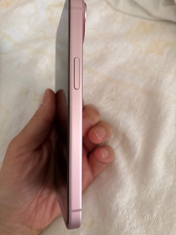 iPhone iPhone 15 128GB au（スマホ）の商品画像 - 査定依頼日：2026年6月1日 - 最高査定価格：70,000円