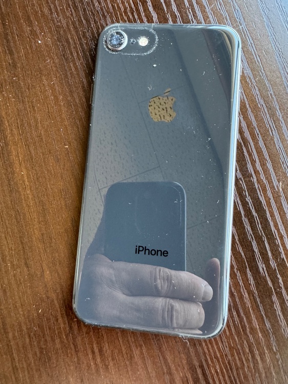 iPhone iPhone8 64GB au（スマホ）の商品画像 - 査定依頼日：2026年8月23日 - 最高査定価格：3,000円