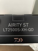 ダイワ エアリティ ST ＬＴ２５００Ｓ－ＸＨ－ＱＤ（釣具）の商品画像 - 査定依頼日：2025年2月17日 - 最高査定価格：30,000円