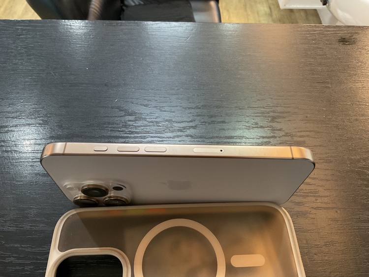 iPhone iPhone 16 Pro 512GB 楽天モバイル（スマホ）の商品画像 - 査定依頼日：2026年9月10日 - 最高査定価格：10,400,000円