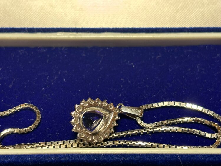 タンザナイトネックレス（金・貴金属）の商品画像 - 査定依頼日：2025年5月18日 - 最高査定価格：100,000円