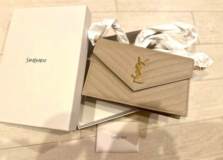 カサンドラエンベロープ　ダークベージュ（ブランドバッグ）の商品画像 - 査定依頼日：2025年10月25日 - 最高査定価格：145,000円