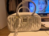 ミュウミュウ  （ブランドバッグ）の商品画像 - 査定依頼日：2025年2月12日 - 最高査定価格：200,000円