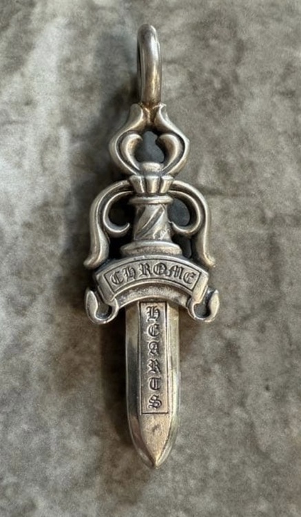 ダブルダガーペンダント（古着・ファッション）の商品画像 - 査定依頼日：2026年3月27日 - 最高査定価格：195,000円