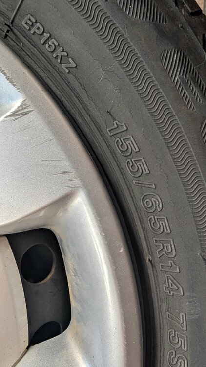 タイヤ（カー用品）の商品画像 - 査定依頼日：2026年2月7日 - 最高査定価格：2,000円