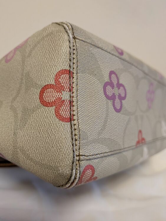 2wayショルダーバッグシグネチャー花柄（ブランドバッグ）の商品画像 - 査定依頼日：2025年11月6日 - 最高査定価格：2,500円