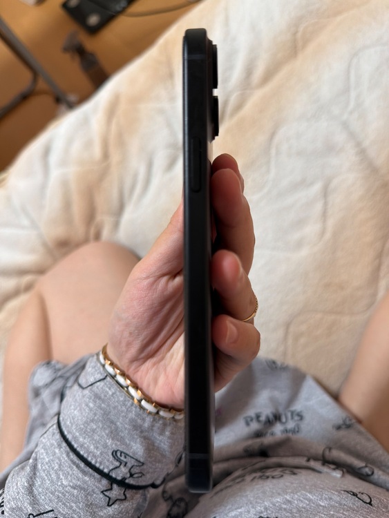 iPhone１５Plus 赤ロム（スマホ）の商品画像 - 査定依頼日：2025年11月10日 - 最高査定価格：59,000円