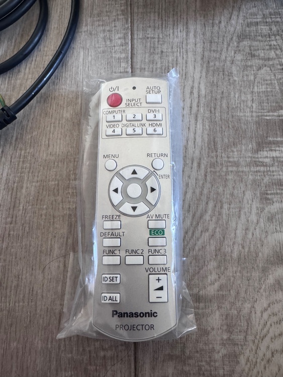 Panasonic プロジェクター ホワイト リモコン 電源ケーブル付き最大200インチ（家電）の商品画像 - 査定依頼日：2026年7月19日 - 最高査定価格：5,000円