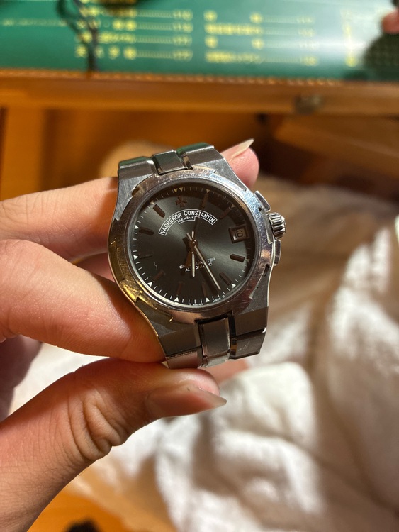 ヴァシュロン コンスタンタン オーヴァーシーズ 42050/423（高級時計）の商品画像 - 査定依頼日：2025年7月11日 - 最高査定価格：1,200,000円