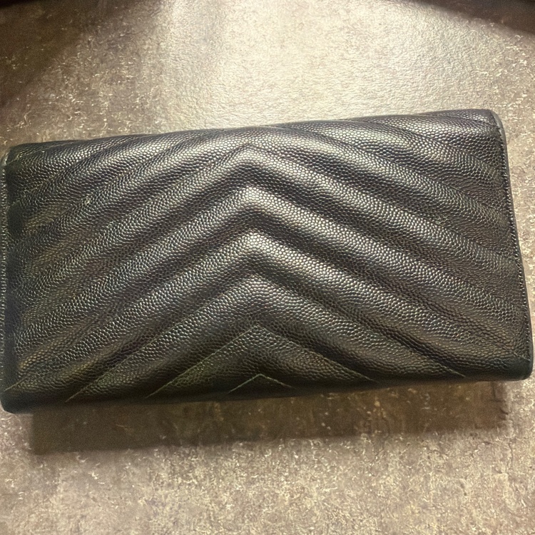 カサンドラ マトラッセ ラージ フラップウォレットのブラック×ゴールド金具？（ブランド財布・小物）の商品画像 - 査定依頼日：2026年9月25日 - 最高査定価格：100,000円