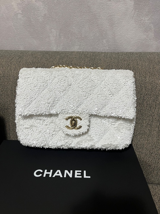 フラップバッグ　ホワイト　キルテッドスパンコール　25/26コレクション（ブランドバッグ）の商品画像 - 査定依頼日：2026年1月31日 - 最高査定価格：100,000円