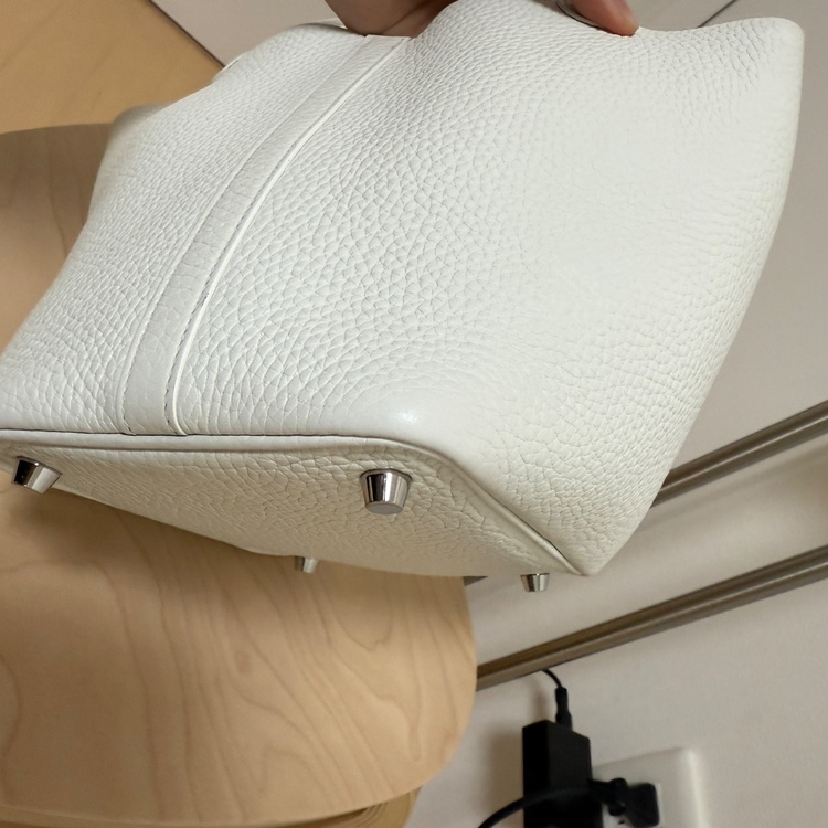 ピコタンロックpm ホワイト（ブランドバッグ）の商品画像 - 査定依頼日：2025年12月7日 - 最高査定価格：350,000円