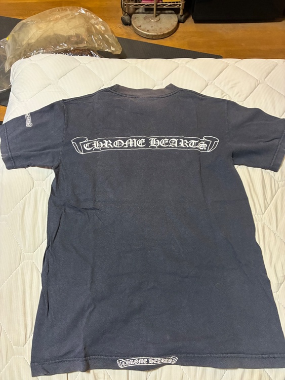 【ブランド】CHROME HEARTS（クロムハーツ） 【アイテム】半袖ポケットTシャツ／ネックロゴ・スクロールロゴ 【カラー】ブラック 【サイズ】S 【素材】COTTON 100%（古着・ファッション）の商品画像 - 査定依頼日：2026年8月25日 - 最高査定価格：20,000円