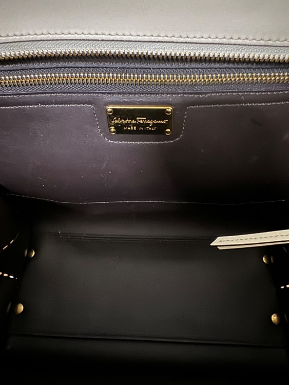 フェラガモ  （ブランドバッグ）の商品画像 - 査定依頼日：2025年6月22日 - 最高査定価格：20,000円