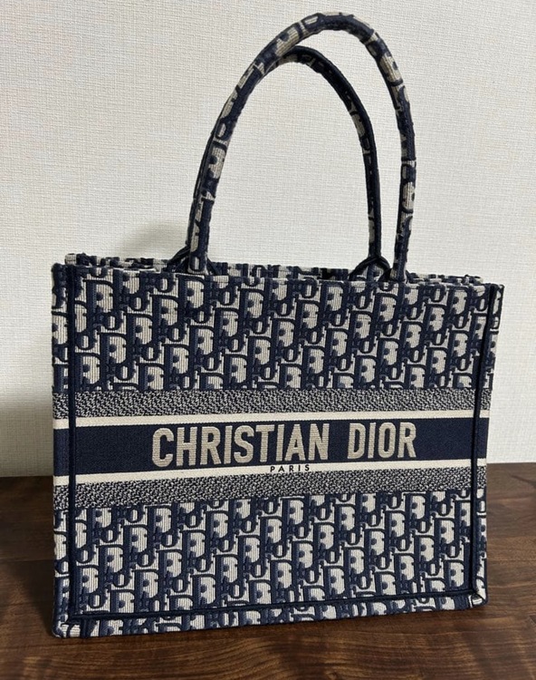 DIOR BOOK TOTE MEDIUM（ブランドバッグ）の商品画像 - 査定依頼日：2026年4月15日 - 最高査定価格：190,000円