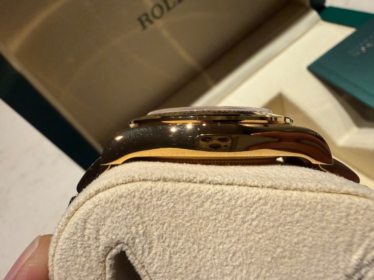 デイトナ　フル無垢　ブラック　シャンパン（高級時計）の商品画像 - 査定依頼日：2026年2月5日 - 最高査定価格：9,000,000円