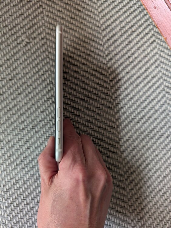 iPhone SE (第 2 世代) 256GB SIMフリー（スマホ）の商品画像 - 査定依頼日：2026年2月23日 - 最高査定価格：18,000円