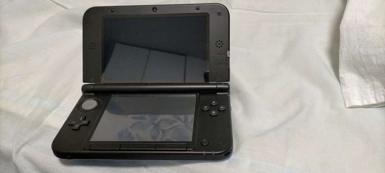 ニンテンドー3DSLL本体 ブルー×ブラック（ゲーム機本体・ゲームソフト）の商品画像 - 査定依頼日：2022年9月30日 - 最高査定価格：3,500円