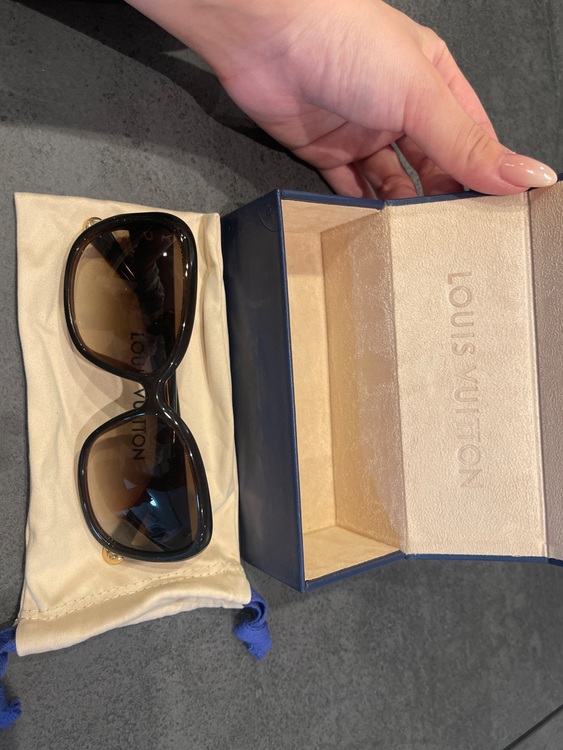 サングラス（古着・ファッション）の商品画像 - 査定依頼日：2025年6月11日 - 最高査定価格：16,000円