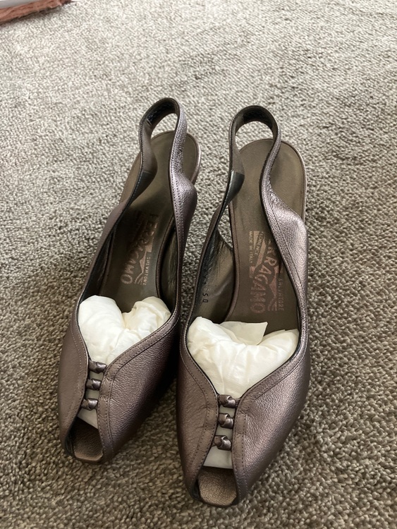 フェラガモ  （ブランドバッグ）の商品画像 - 査定依頼日：2025年6月15日 - 最高査定価格：3,500円