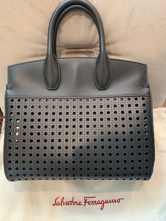 フェラガモ  （ブランドバッグ）の商品画像 - 査定依頼日：2025年8月3日 - 最高査定価格：60,000円