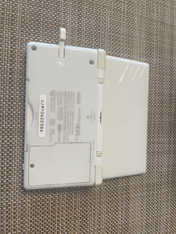 DS本体の白（ゲーム機本体・ゲームソフト）の商品画像 - 査定依頼日：2022年2月15日 - 最高査定価格：500円