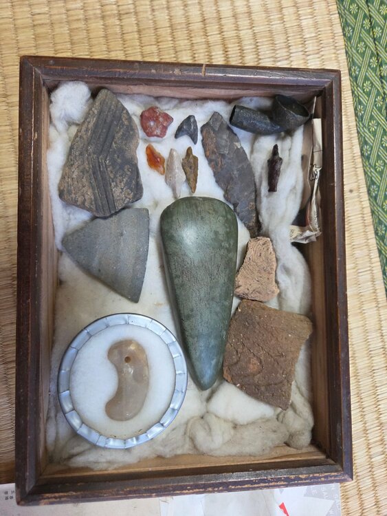 土器の欠片と勾玉のような物等数点（美術品・骨董品）の商品画像 - 査定依頼日：2026年7月21日 - 最高査定価格：10,000円